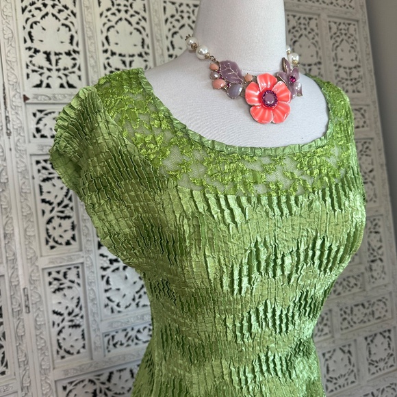 Y2k‎ Dressbarn Bright Kelly Green Crinkle Top With Lace Neckline Sz Medium - Picture 2 of 6